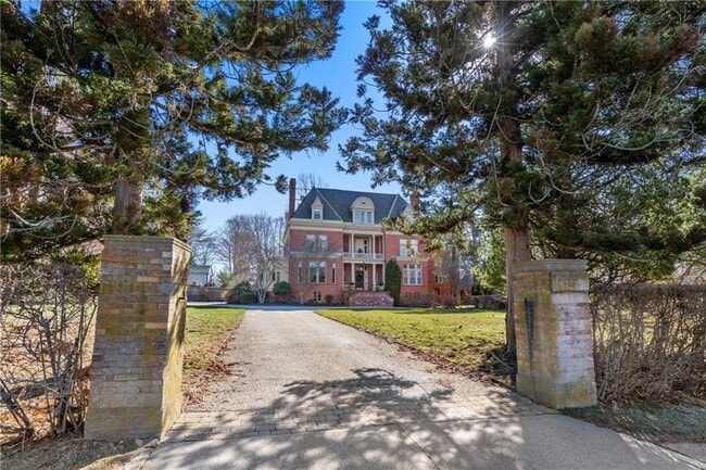 434 Bellevue Ave in Newport, RI - Building Photo - Building Photo