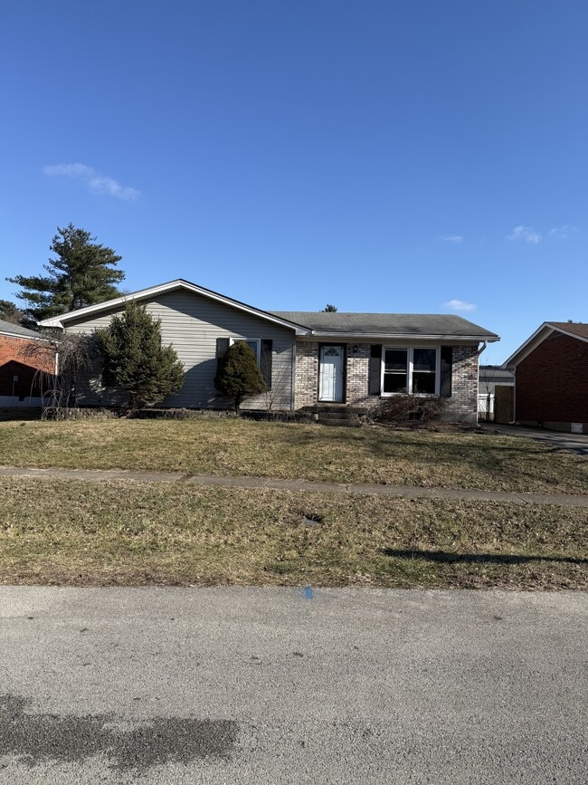 8411 Cloverport Dr in Louisville, KY - Building Photo - Building Photo