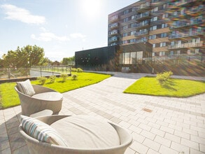 L'Hexagone Appartements in Montréal, QC - Building Photo - Building Photo