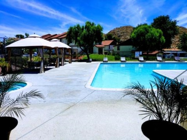 Quail Ridge Apartments in Hemet, CA - Foto de edificio - Building Photo