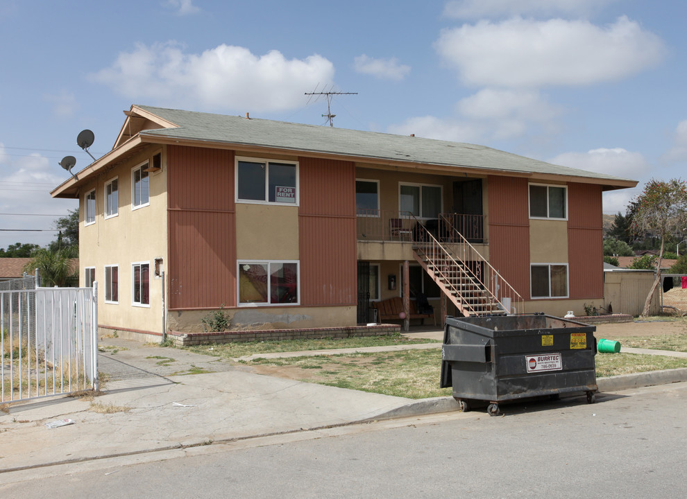 6354 Stobbs Way in Jurupa Valley, CA - Foto de edificio