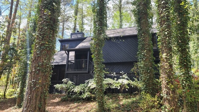 property at 4621 Kings Crossing Dr NE