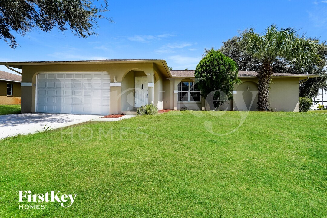 8441 Bahamas Rd in Ft. Myers, FL - Building Photo