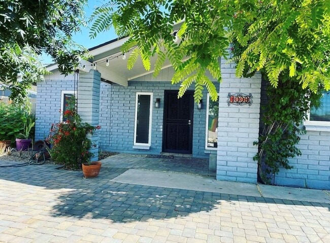 property at 1009 W Riviera Cir