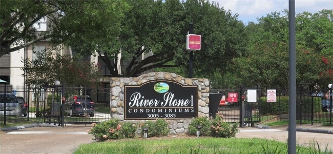 property at 3025 Walnut Bend Ln