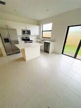 929 NE 211th St in North Miami Beach, FL - Building Photo - Building Photo