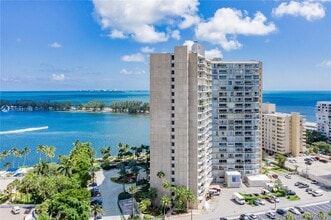 2451 Brickell Ave, Unit 4 in Miami, FL - Foto de edificio - Building Photo