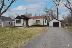 610 Lagoon Terrace in Round Lake Beach, IL - Building Photo