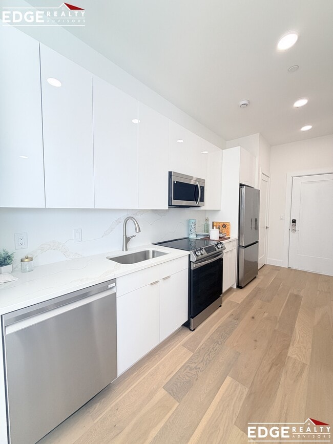 38 Hichborn St, Unit 501 in Boston, MA - Building Photo - Building Photo