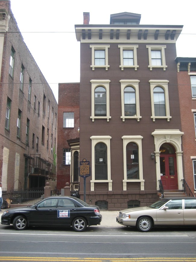 1517 W Girard in Philadelphia, PA - Foto de edificio - Building Photo