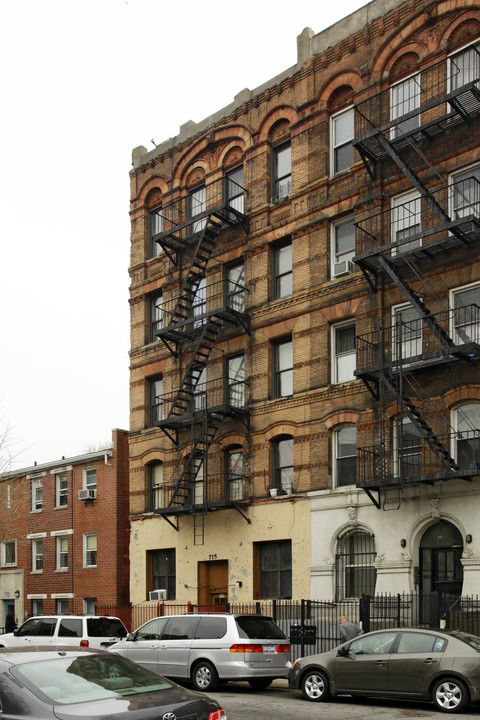 715 E Fifth St in New York, NY - Foto de edificio