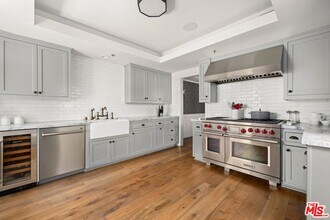 410 S Barrington Ave in Los Angeles, CA - Building Photo - Building Photo