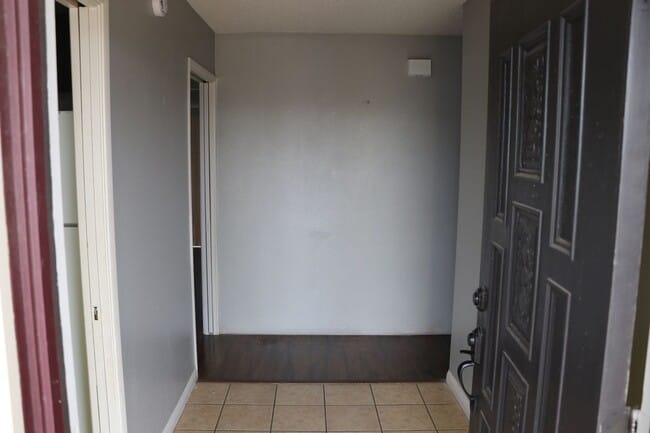 7864 Newhall Ave in Hesperia, CA - Foto de edificio - Building Photo