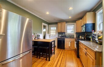 102 Whiting Ln, Unit 1st Floor in West Hartford, CT - Building Photo - Building Photo