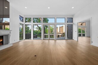 8800 Woodway Dr in Houston, TX - Building Photo - Building Photo