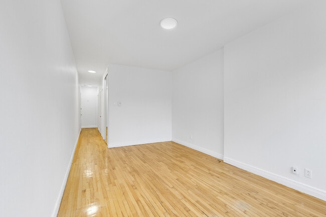 5841 Sherbrooke Rue O in Montréal, QC - Building Photo - Building Photo