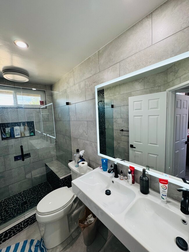 13661 Kings Canyon Ct in Fontana, CA - Building Photo - Building Photo