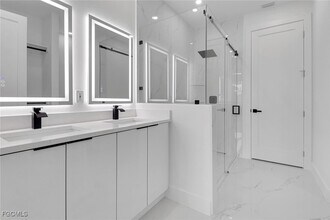 928 NE 8th Pl in Cape Coral, FL - Foto de edificio - Building Photo