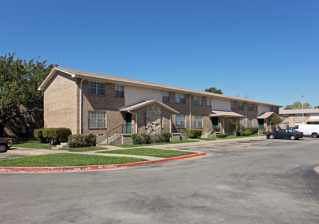 Saturn Square in Garland, TX - Building Photo