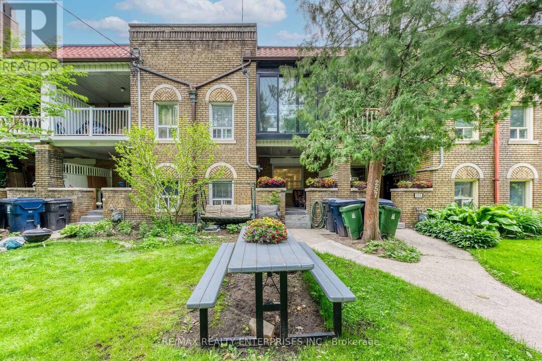 257-257 High Park Ave in Toronto, ON - Building Photo