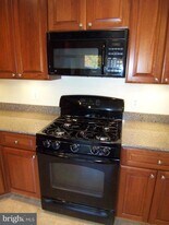 8502 Lakinhurst Ln in West Springfield, VA - Building Photo