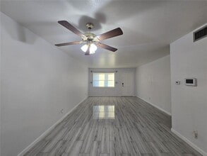 211 Pasadena Ave N in St. Petersburg, FL - Foto de edificio - Building Photo