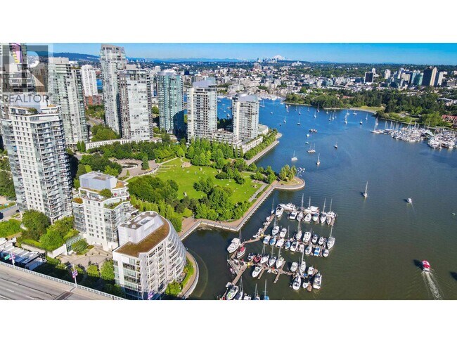 633 Kinghorne Mews in Vancouver, BC - Building Photo - Building Photo