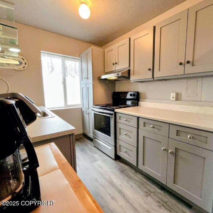 2415 Hemlock St in Ketchikan, AK - Building Photo