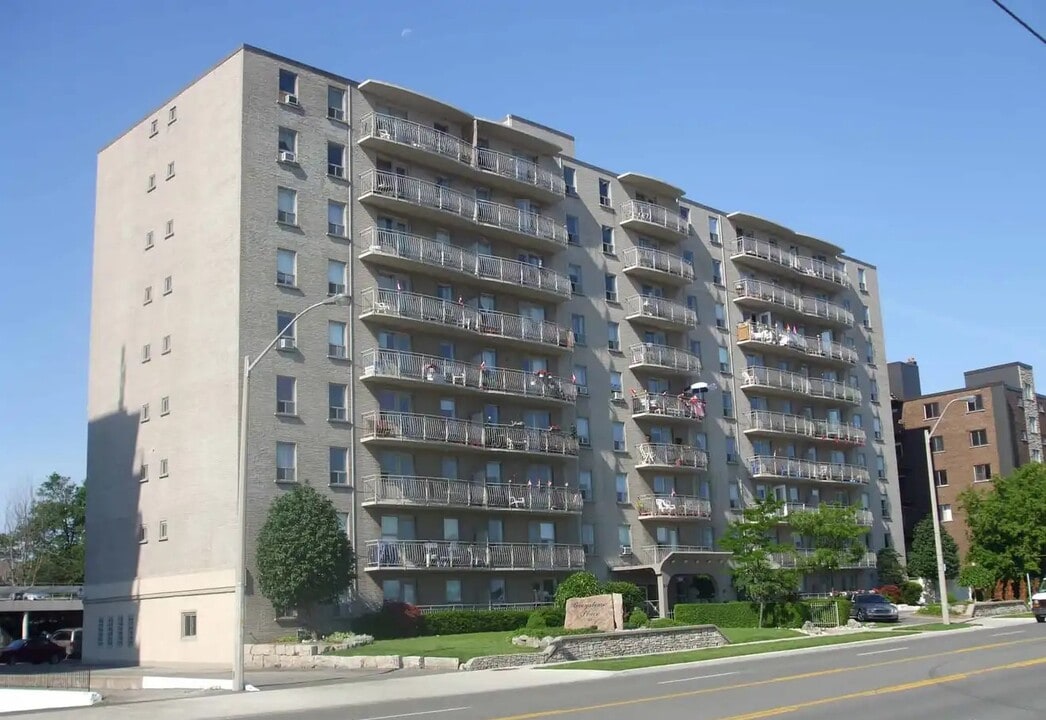 Greystone Place in Hamilton, ON - Building Photo