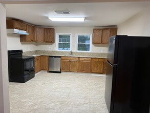 18 Bay St NE in Fairburn, GA - Foto de edificio - Building Photo