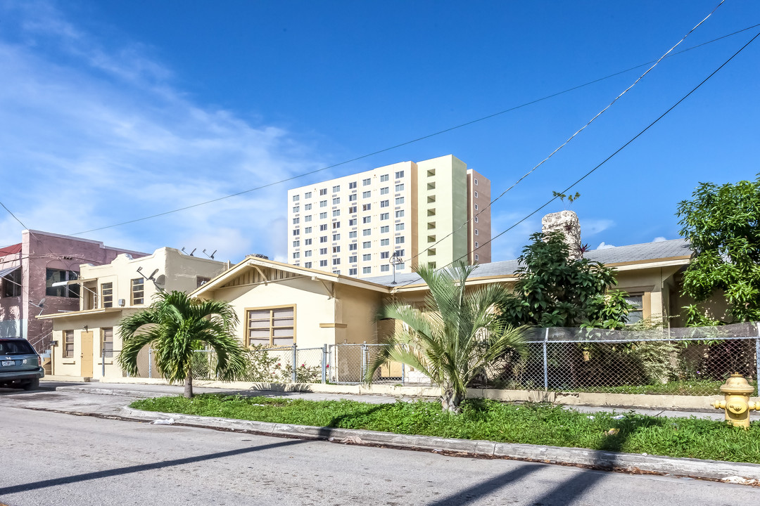 142 SW 10th Ave in Miami, FL - Building Photo