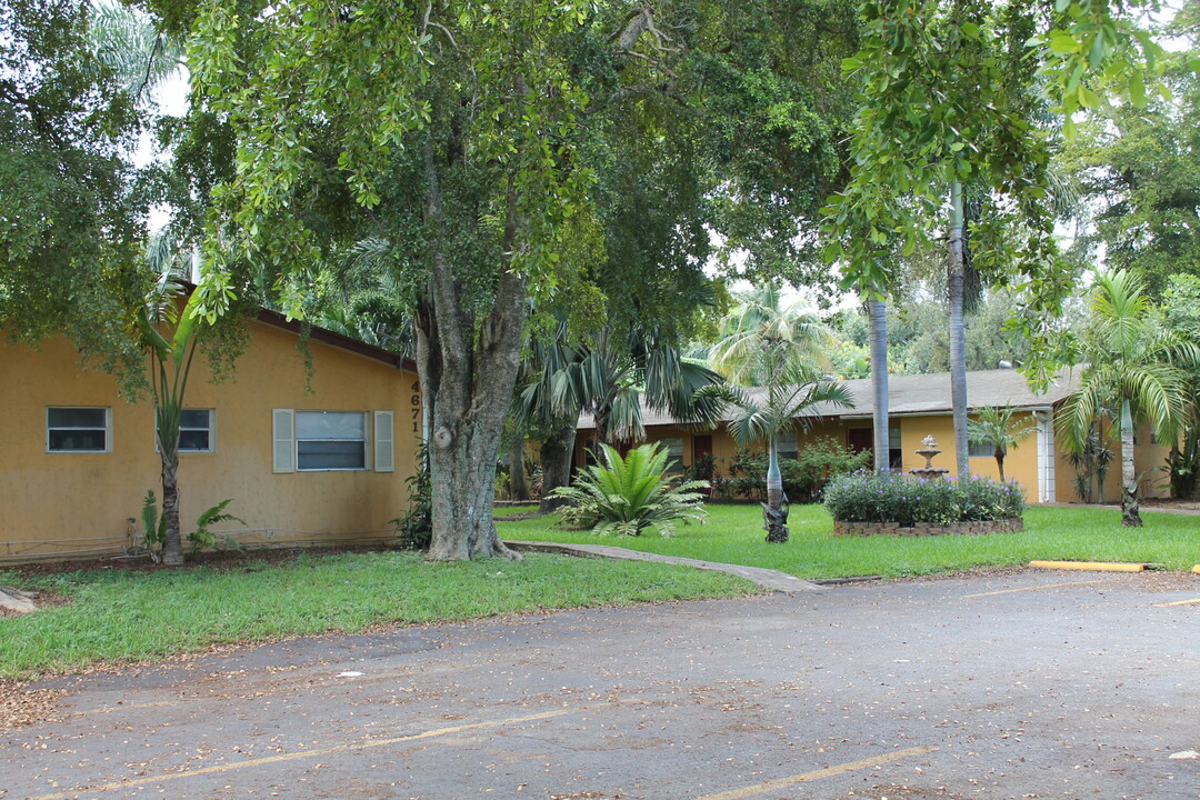 4661 SW 66th Ave in Davie, FL - Building Photo