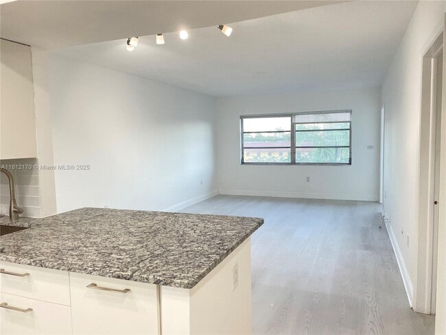 2810 NE 201st Terrace in Miami, FL - Building Photo - Building Photo