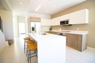 2465 NE 135th St in North Miami, FL - Building Photo - Building Photo