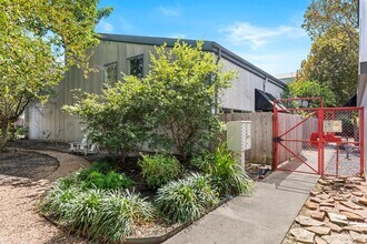 5221 Blossom St in Houston, TX - Building Photo - Building Photo