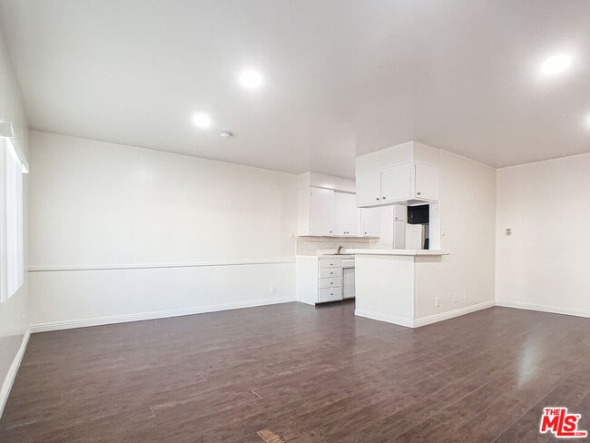 property at 453 N Kingsley Dr