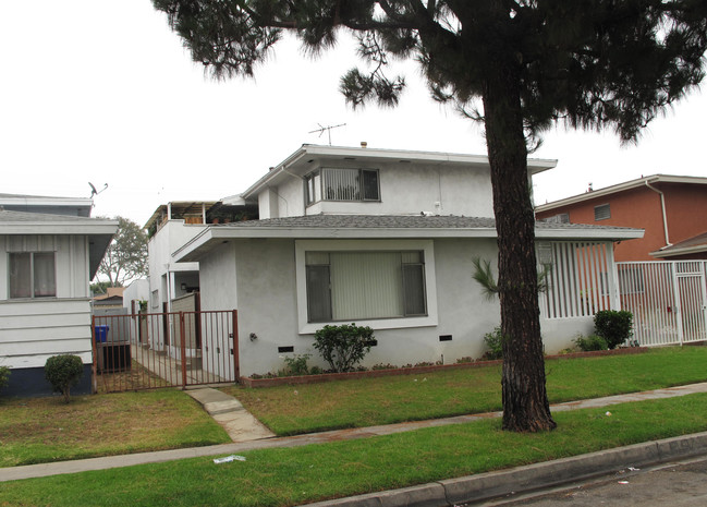 11012 Crenshaw Blvd in Inglewood, CA - Foto de edificio - Building Photo