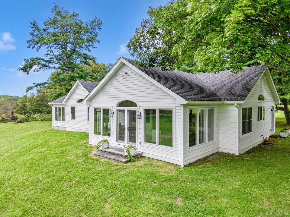 238 Pumpkin Ln in Clinton Corners, NY - Building Photo