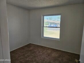 525 S Rogers in Mesa, AZ - Foto de edificio - Building Photo