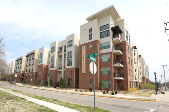 Callaway House in Norman, OK - Foto de edificio - Building Photo