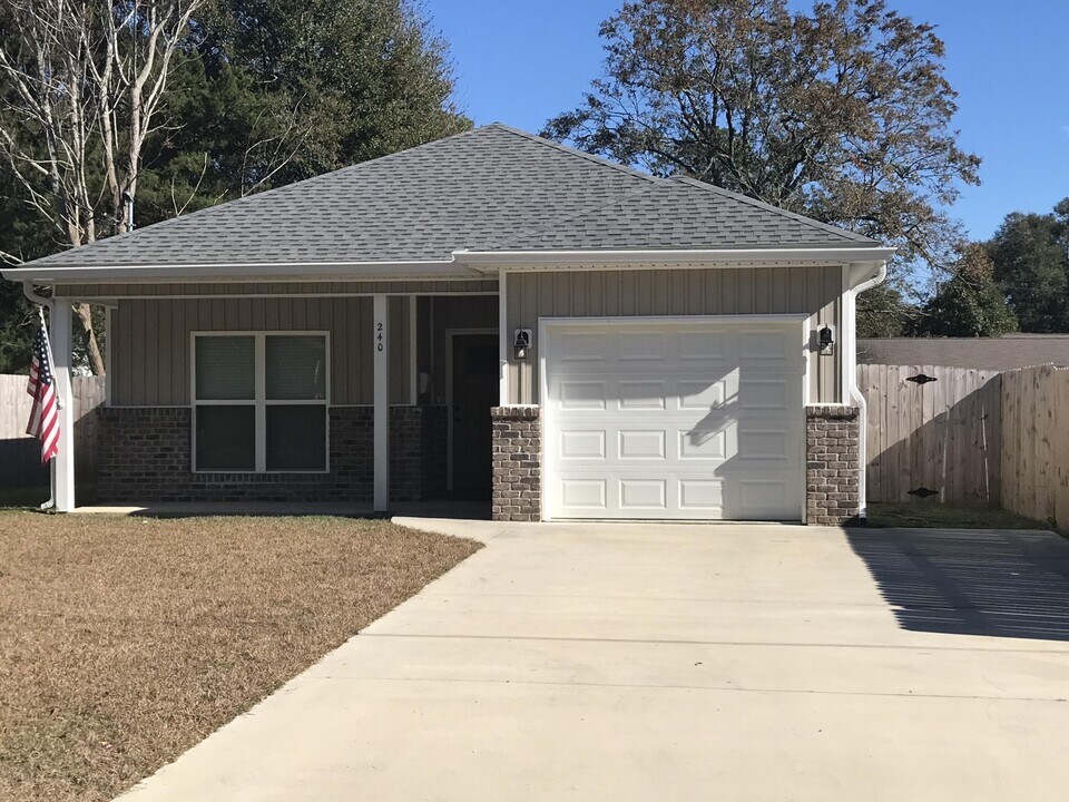 240 Dixie St in Crestview, FL - Building Photo