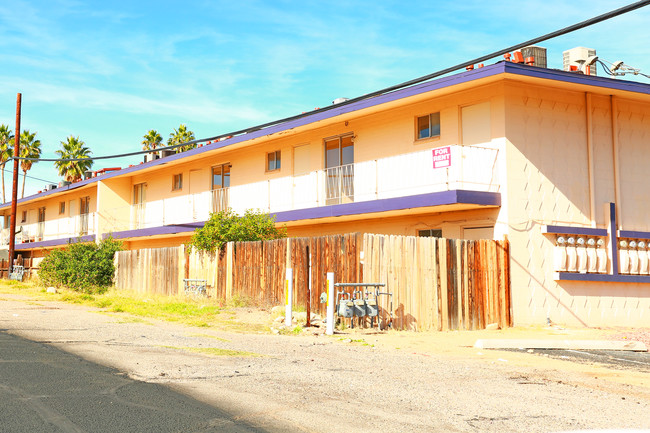 Imperial Square Apartments in Tucson, AZ - Building Photo - Building Photo