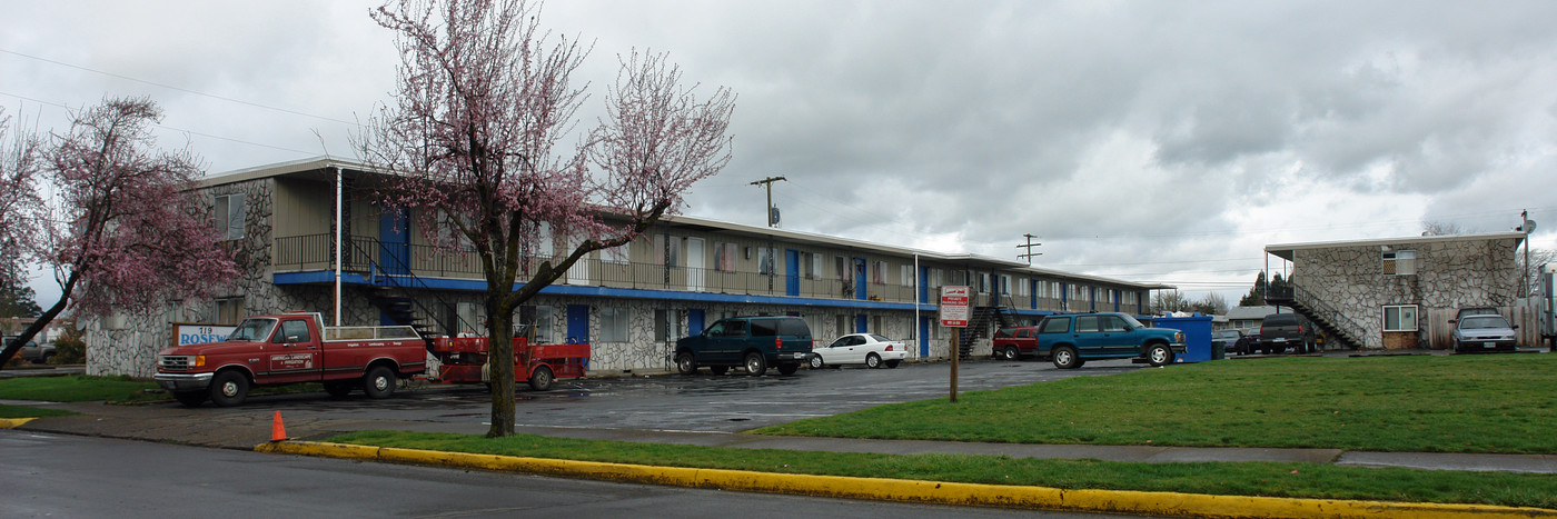 Rosewood Apartments in Albany, OR - Building Photo