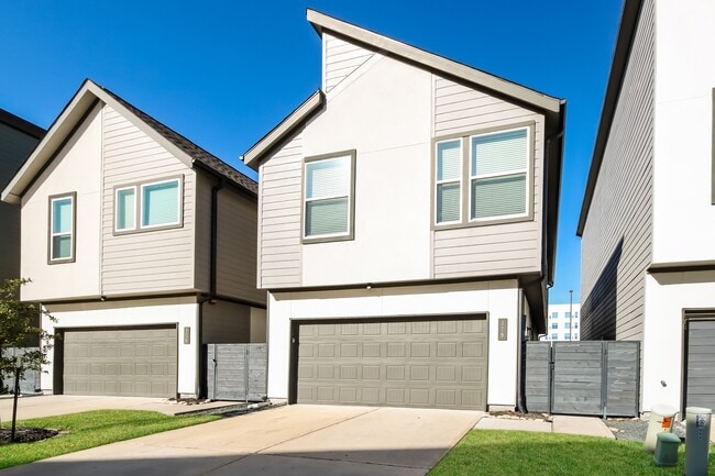 329 N Centro Cir in Shenandoah, TX - Building Photo - Building Photo