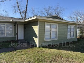 15 MacArthur Dr in Denison, TX - Building Photo