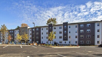 Union at Crescent in Bloomington, IN - Foto de edificio - Building Photo