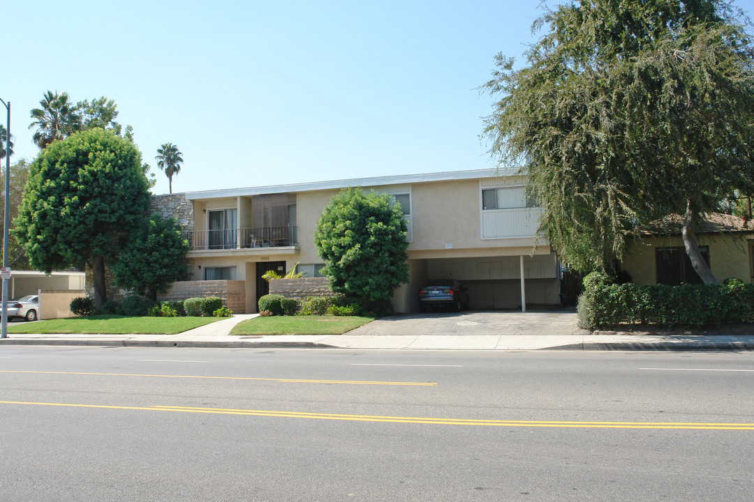 5015 Kester Ave in Sherman Oaks, CA - Building Photo