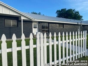 Stacey Bear Apartments in La Vernia, TX - Building Photo - Building Photo