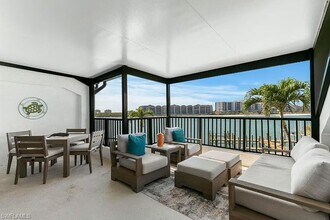 310 La Peninsula Blvd in Naples, FL - Building Photo - Building Photo