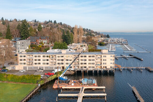 Reef Apartments in Seattle, WA - Building Photo - Building Photo